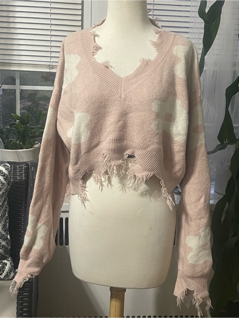 ROMWE Blush and Cream Distressed Cropped V-Neck Sweater